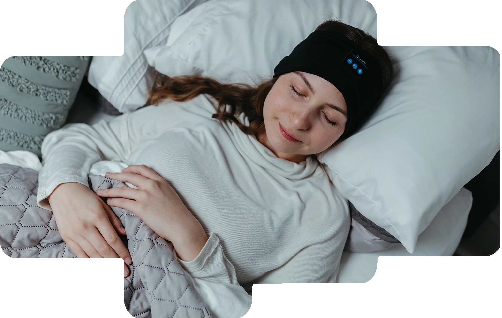 Woman sleeping with the myWaves headband